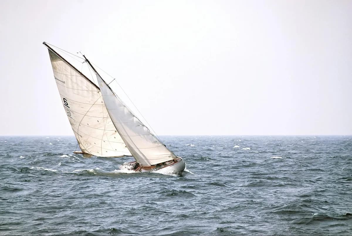 How to Sail in Light Wind: Techniques for Keeping the Boat Moving