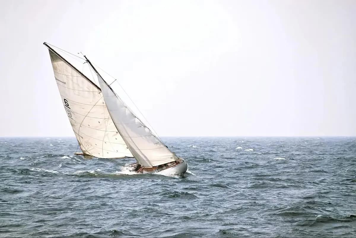 How to Use Traveler Controls to Improve Mainsail Trim